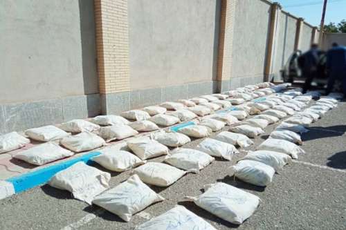 دادستان عمومی و انقلاب شهرستان جیرفت از ضربه به یک باند فعال قاچاق مواد مخدر در جنوب استان کرمان خبر داد.